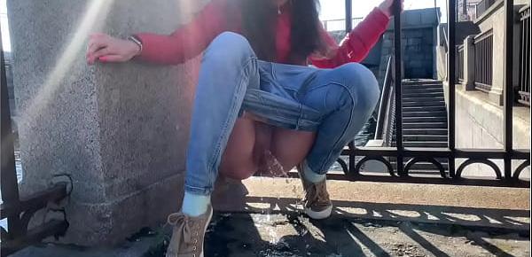  Girl pee in a public place